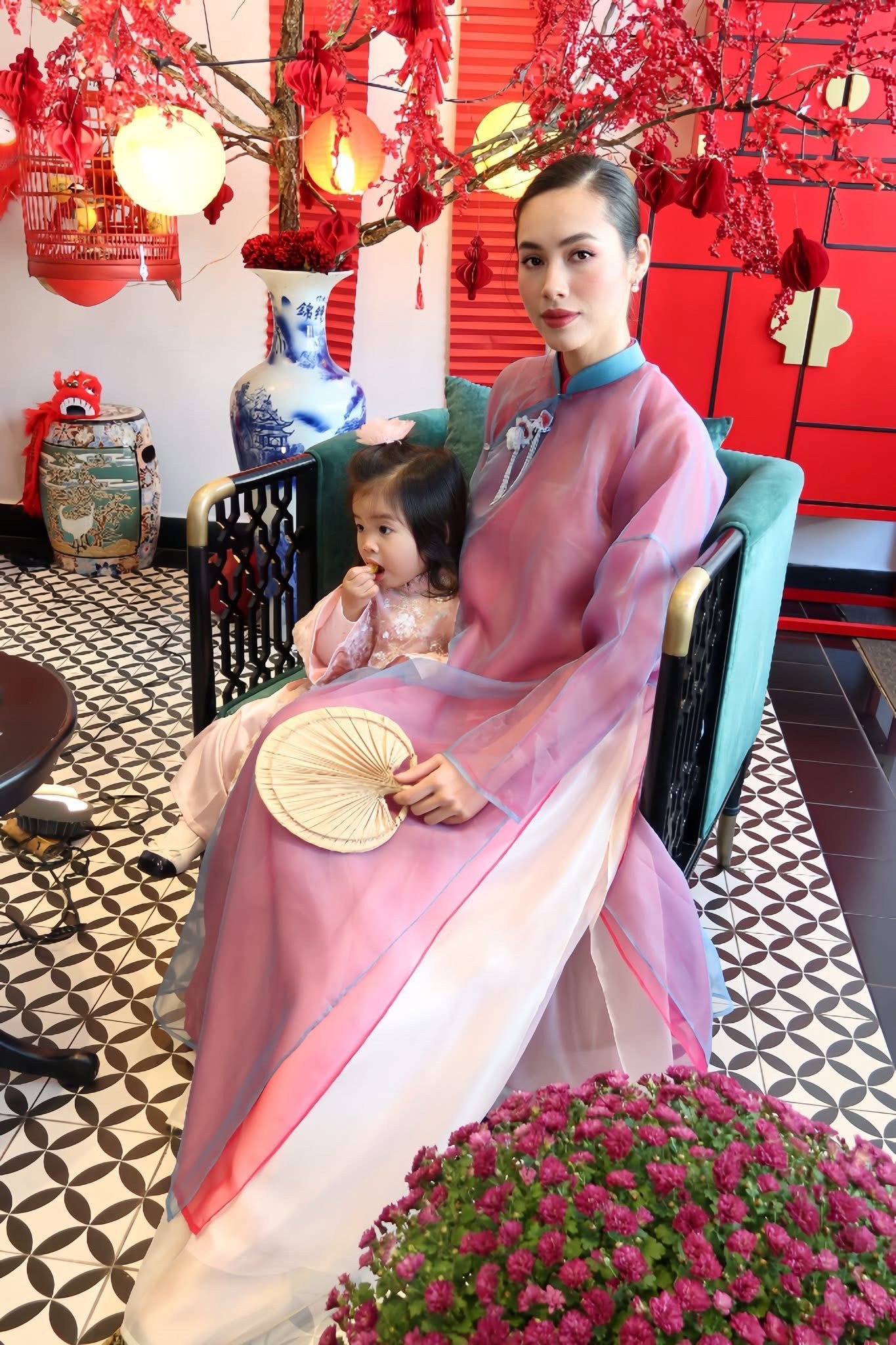 Sau khi chia tay bạn trai Việt kiều Áo, Hoàng My đưa con gái về quê ăn Tết. Sau đổ vỡ tình cảm, người đẹp tự chữa lành bằng hành trình nuôi con.