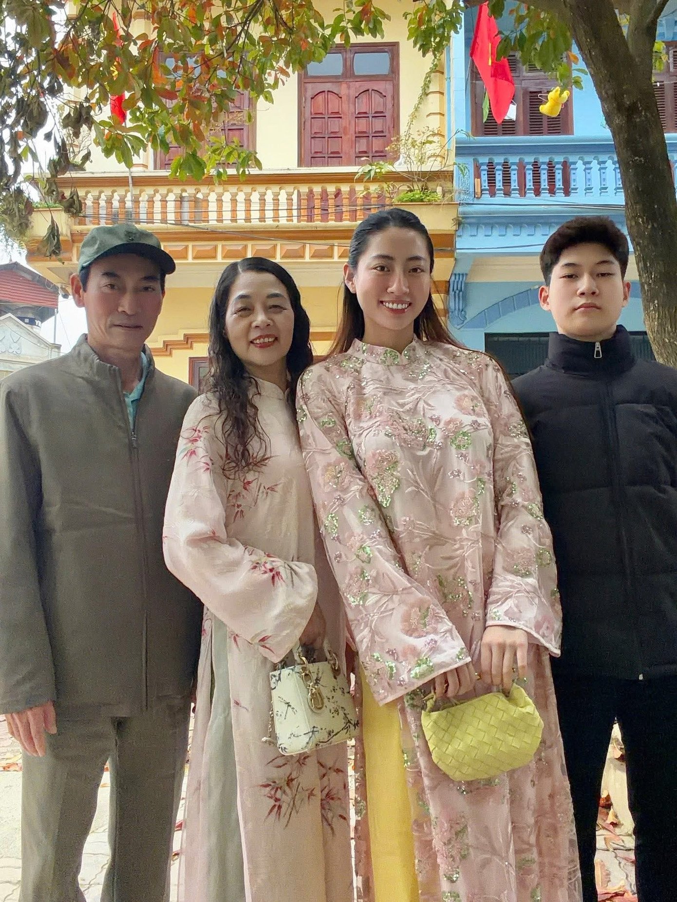 Hoa hậu Lương Thùy Linh mặc áo dài cùng bố mẹ và em trai đi chúc Tết.