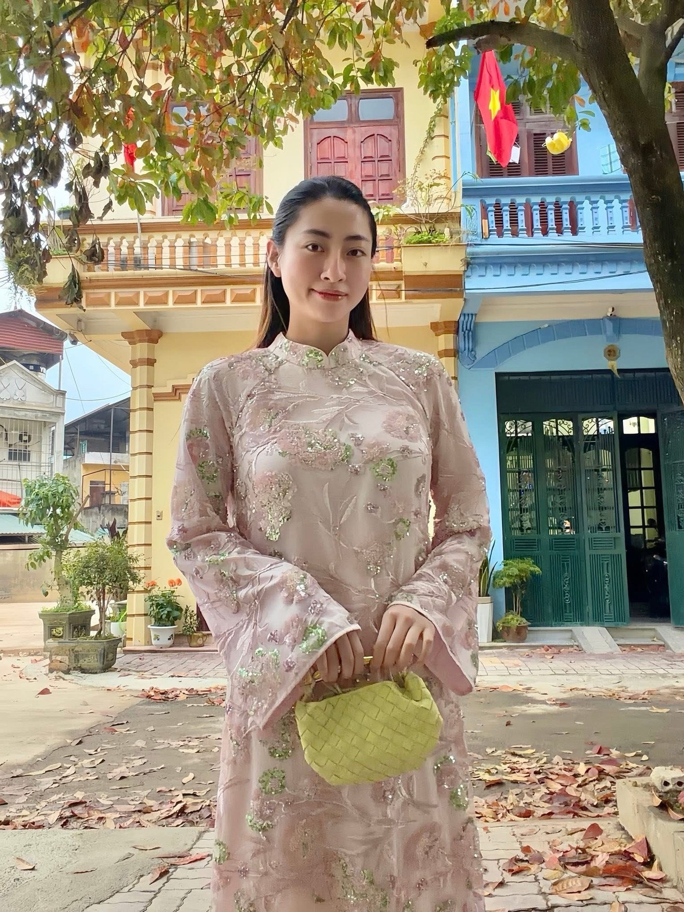 Hoa hậu Lương Thùy Linh mặc áo dài cùng bố mẹ và em trai đi chúc Tết.