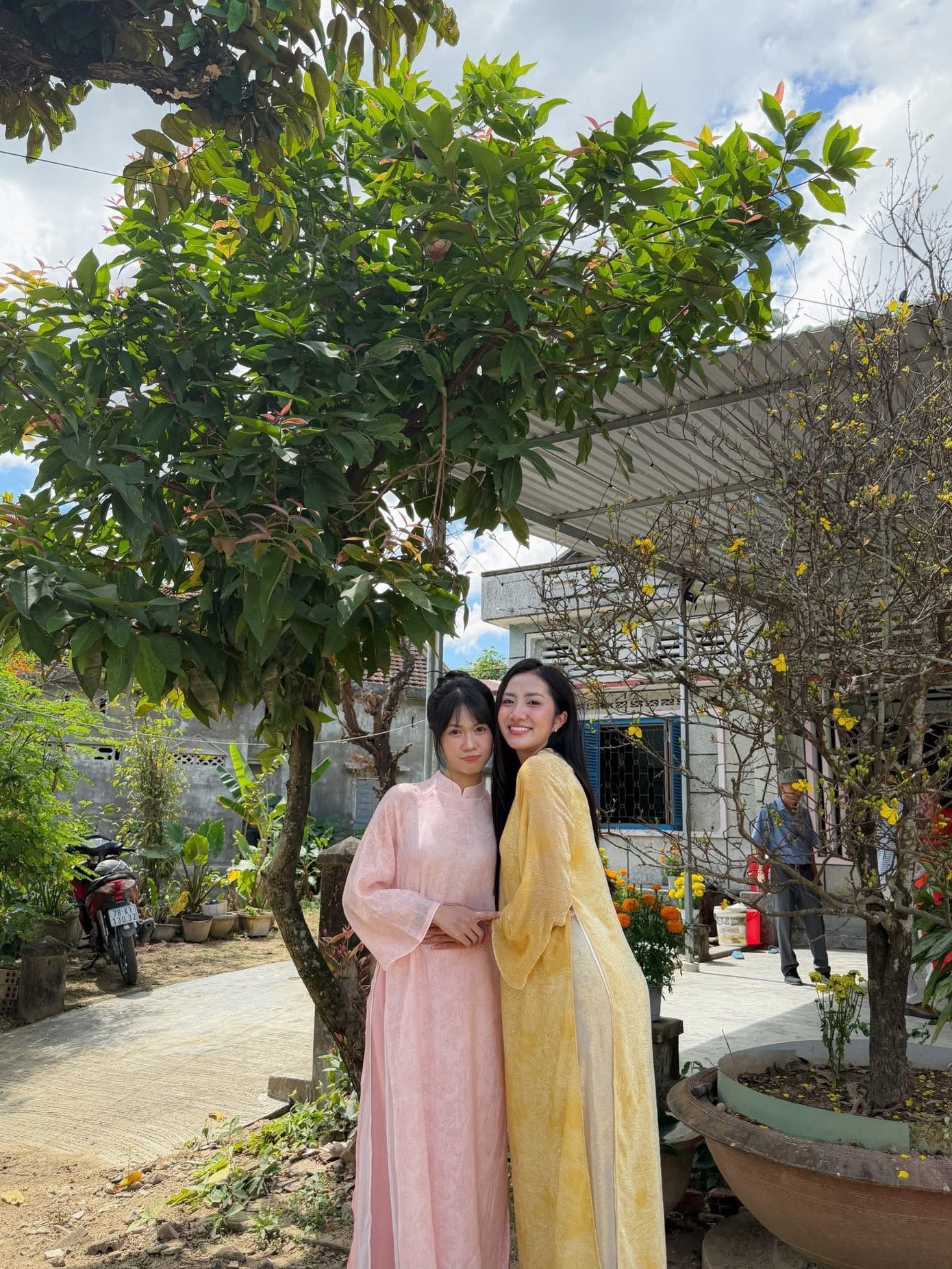 Hoa hậu Hà Trúc Linh mặc áo dài vàng, hội ngộ họ hàng trong ngày đầu năm mới Bính Ngọ. Trúc Linh nói cô yêu thích Tết Nguyên đán và mong muốn giới trẻ gìn giữ những nét văn hóa truyền thống.