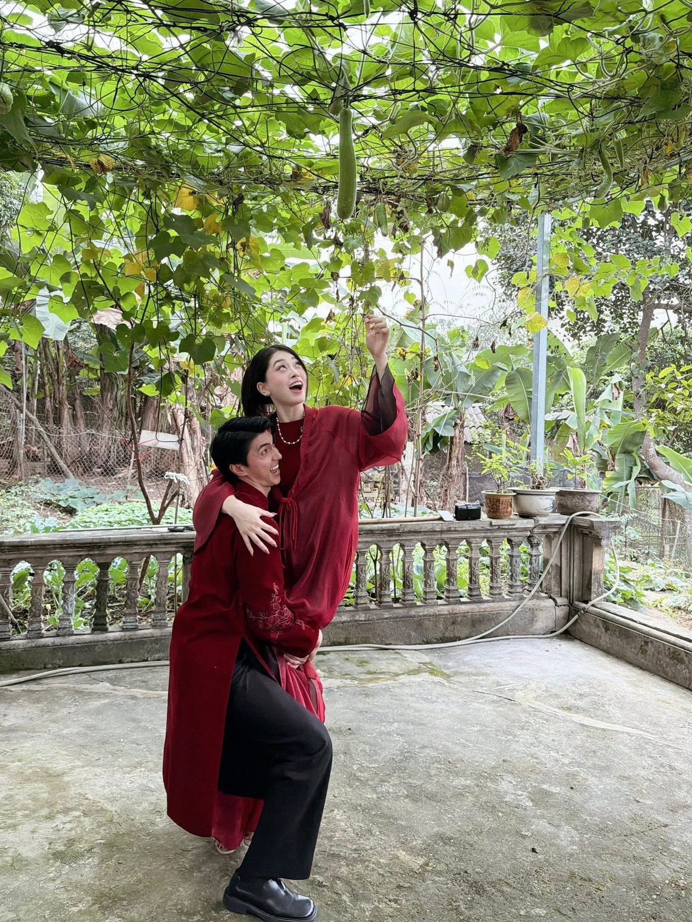 Ngày Mùng 1 Tết Bính Ngọ, diễn viên Bình An chia sẻ khoảnh khắc hài hước bên Á hậu Phương Nga khi cả hai về quê của nam diễn viên ở Phú Thọ để ăn Tết. Trong những bức ảnh được chia sẻ, Bình An bế Phương Nga lên để cô hái mướp.