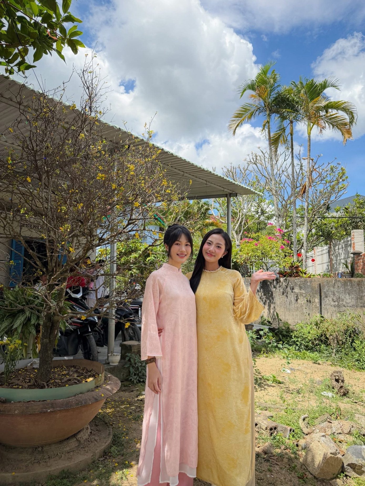 Hoa hậu Hà Trúc Linh mặc áo dài vàng, hội ngộ họ hàng trong ngày đầu năm mới Bính Ngọ. Trúc Linh nói cô yêu thích Tết Nguyên đán và mong muốn giới trẻ gìn giữ những nét văn hóa truyền thống.