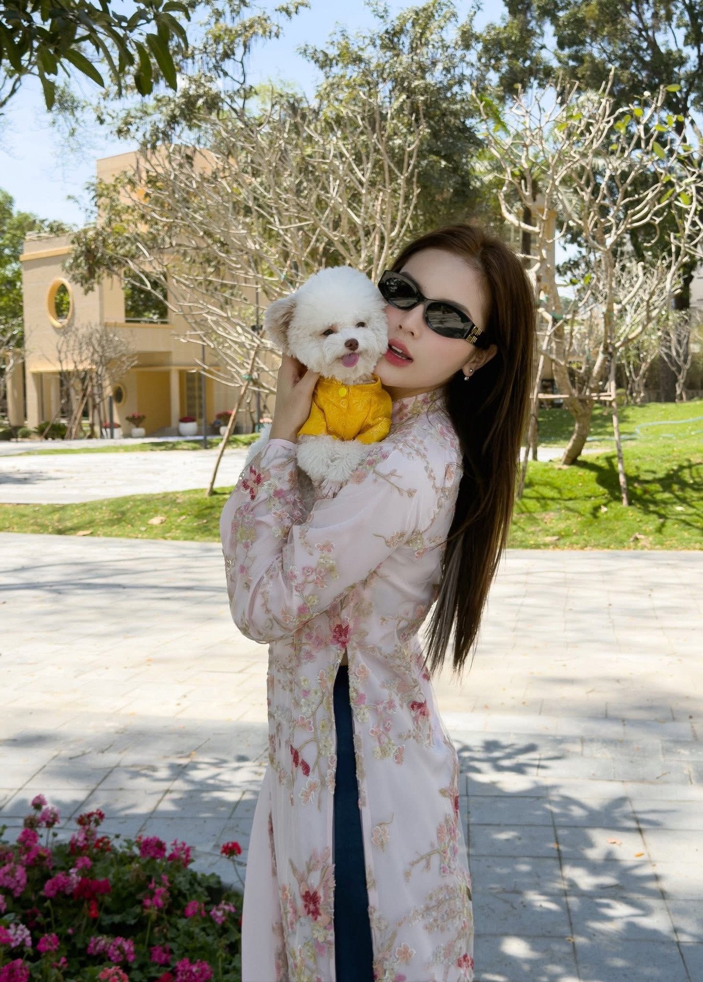 Hoa hậu Kỳ Duyên, Thiên Ân mặc áo dài đôi đi du xuân cùng cún cưng trong ngày đầu năm.