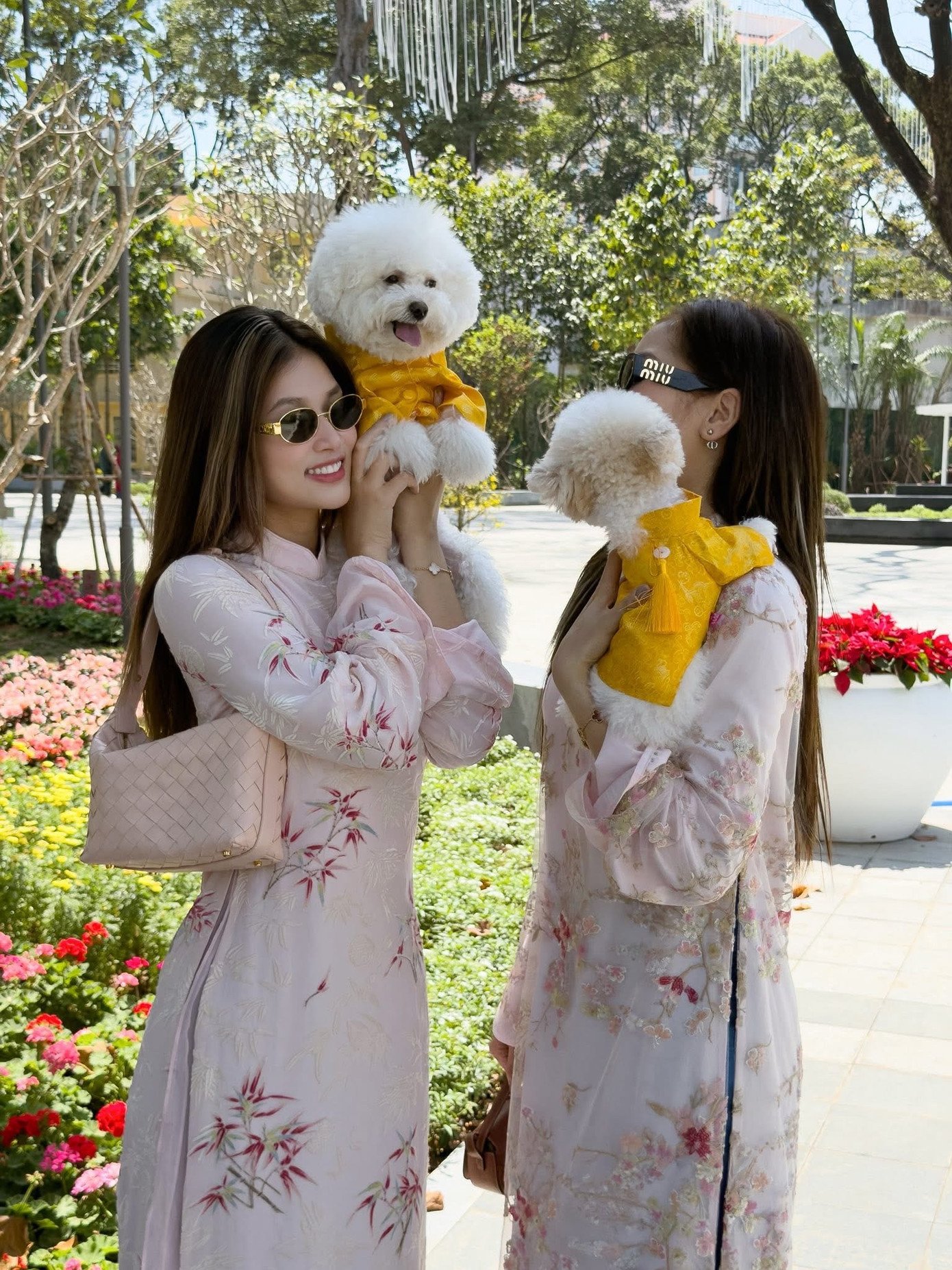 Hoa hậu Kỳ Duyên, Thiên Ân mặc áo dài đôi đi du xuân cùng cún cưng trong ngày đầu năm.