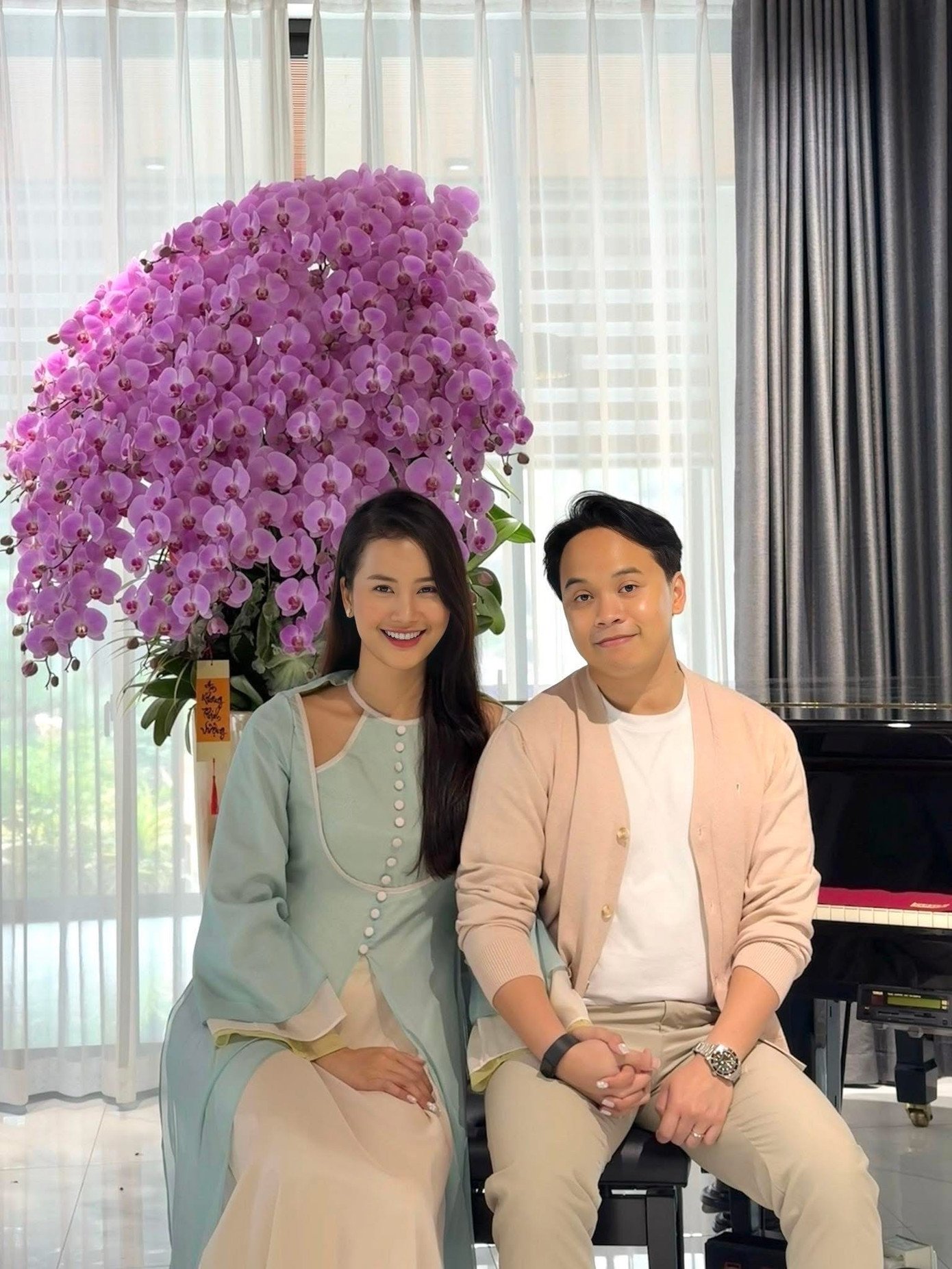 Á hậu Hương Ly, Quỳnh Châu khoe ảnh bên chồng trong ngày đầu năm mới. Tết năm nay ý nghĩa hơn với Quỳnh Châu khi cô sắp chào đón con đầu lòng.