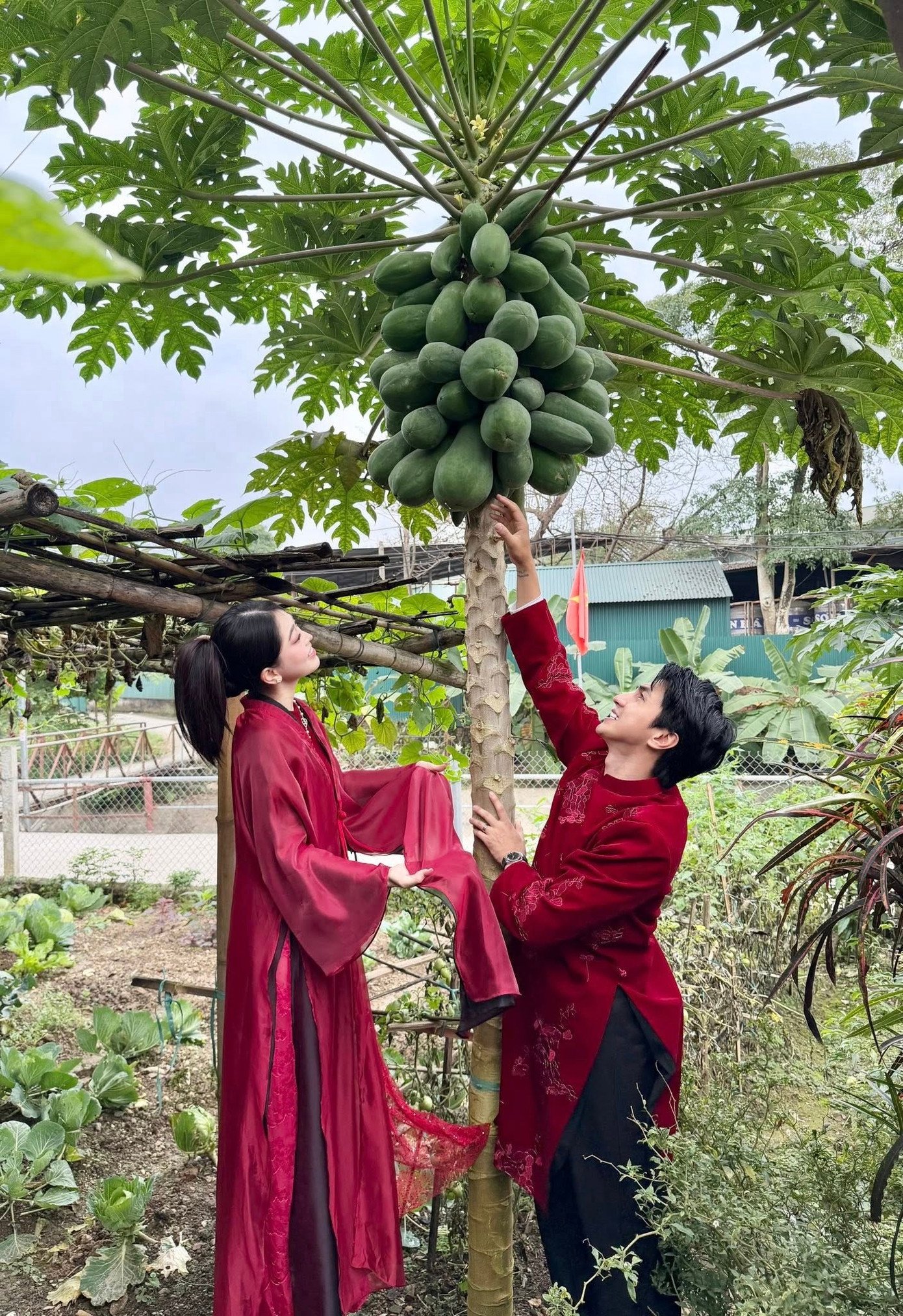 Bình An và vợ cũng vào vườn hái rau, đu đủ. Kết hôn năm 2022, Phương Nga và Bình An vẫn tận hưởng cuộc sống thảnh thơi, chưa có con. Trên mạng xã hội, cả hai thường đăng tải nội dung hài hước, truyền tải năng lượng tích cực tới khán giả.