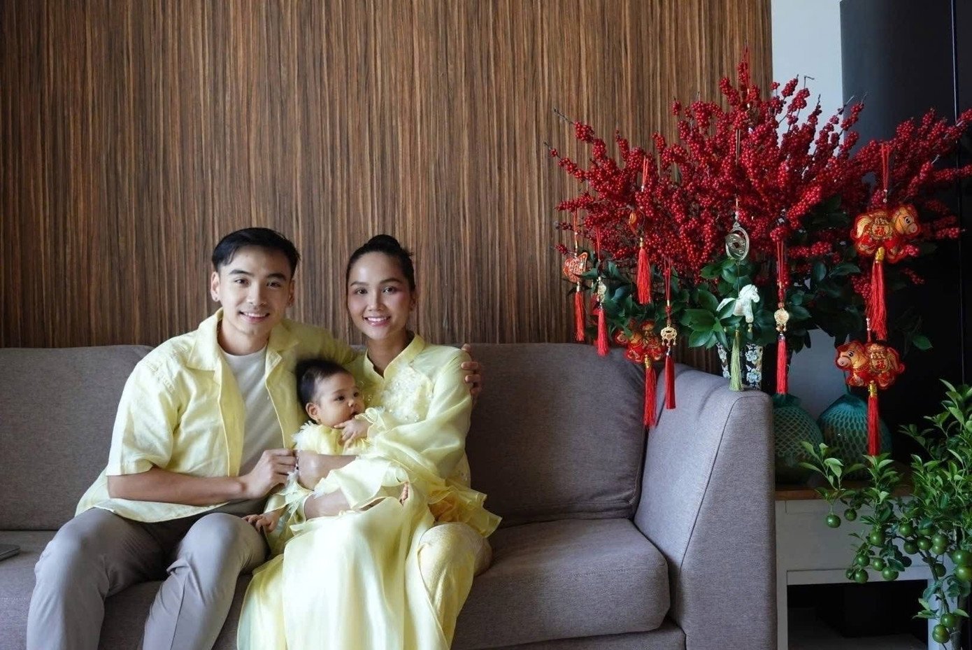 Hoa hậu H'Hen Niê đón năm mới bên nhiếp ảnh gia Tuấn Khôi và con gái đầu lòng. Gia đình hoa hậu mặc trang phục tông màu vàng.