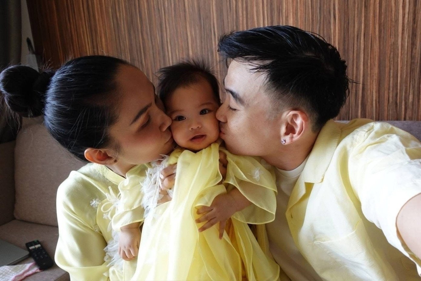 Hoa hậu H'Hen Niê đón năm mới bên nhiếp ảnh gia Tuấn Khôi và con gái đầu lòng. Gia đình hoa hậu mặc trang phục tông màu vàng.
