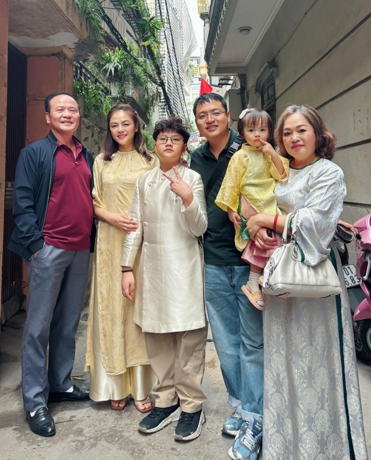 Dàn nghệ sĩ sôi nổi cập nhật hình ảnh trên trang cá nhân vào Mùng 2 Tết Bính Ngọ. Diễn viên Thu Quỳnh chia sẻ khoảnh khắc bên bố mẹ, em trai và hai con.