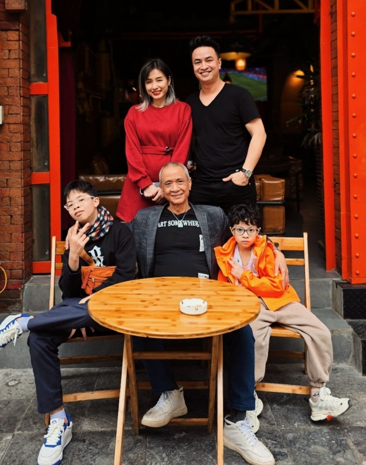 Diễn viên Lý Chí Huy có khoảnh khắc thảnh thơi bên gia đình.