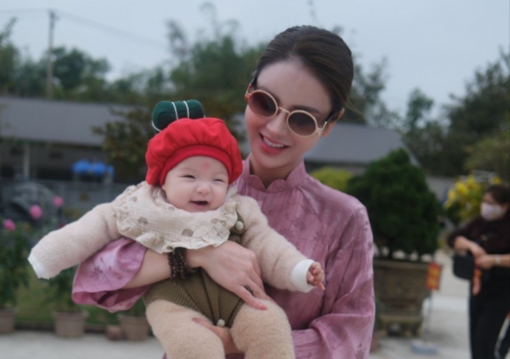 Diễn viên Lương Thu Trang dành trọn Mùng 2 Tết cho gia đình. Sau hơn 10 năm làm mẹ đơn thân, nữ diễn viên tiết lộ cô không có ý định kết hôn lần nữa, trừ khi con trai đồng ý và trưởng thành hơn về mặt tâm lý.