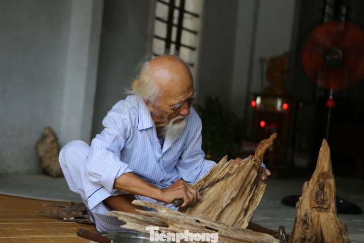 Cụ Đinh Công Ánh là một trong những người đưa nghề chế tác trầm về phát triển tại địa phương.