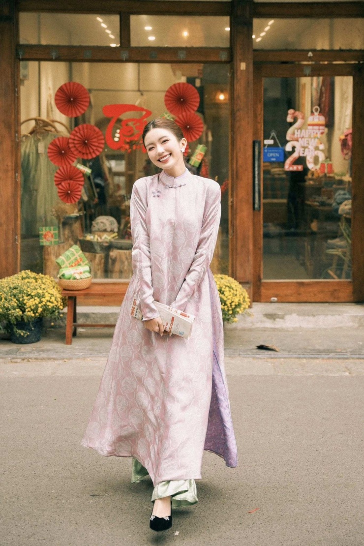 Cháu dâu NSƯT Chí Trung gây thương nhớ khi diện áo dài Tết 2026 - 5