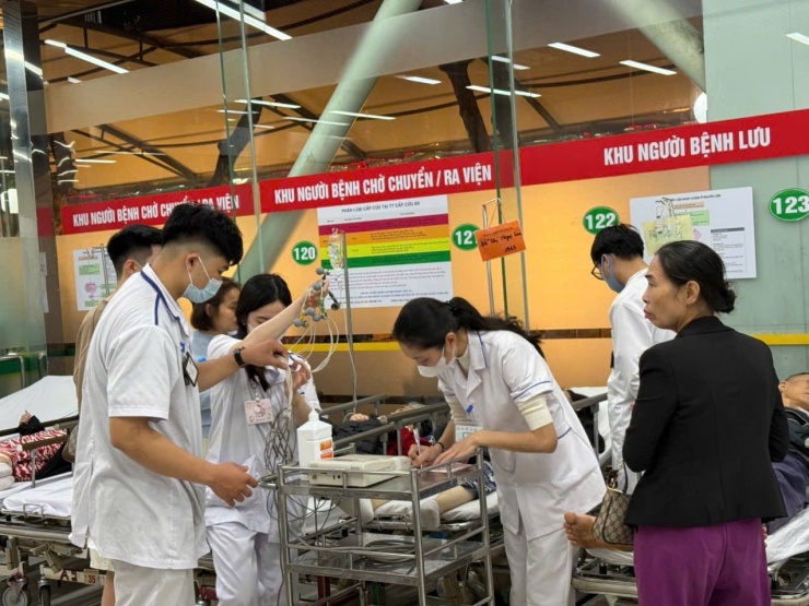 Bác sĩ cấp cứu bệnh nhân dịp Tết.