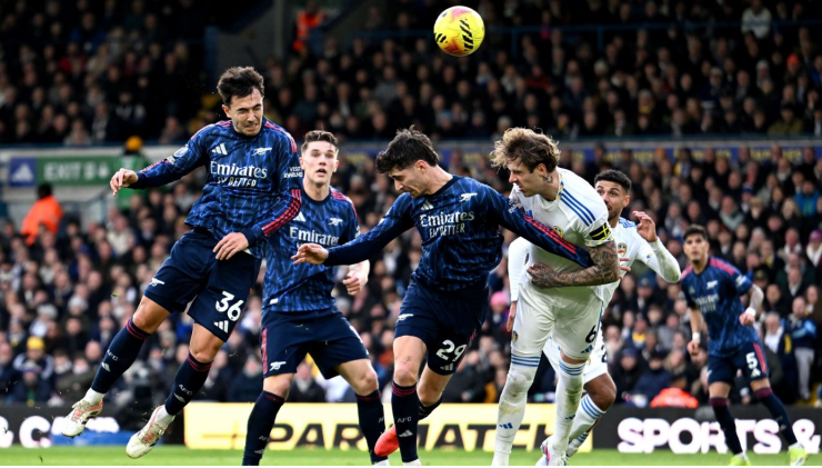 Điều này đã gây tranh luận về “xung đột lợi ích”, báo chí Anh và fan đối thủ từng đặt câu hỏi: “Emirates tài trợ Arsenal và tài trợ luôn FA Cup thì có thiên vị không?”