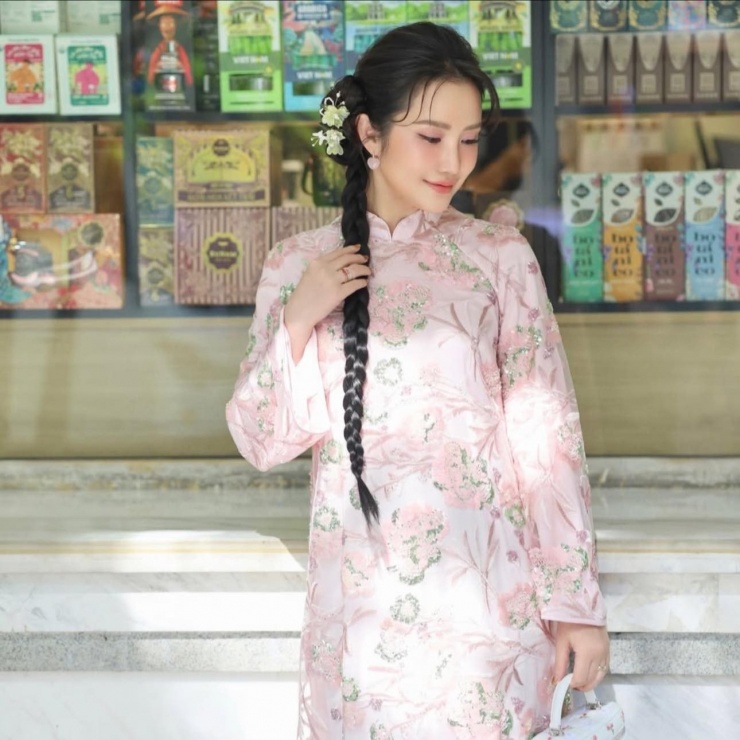 Cả showbiz Việt mê mẩn áo dài kim sa, nhìn đâu cũng thấy sao nữ mặc đụng hàng - 1