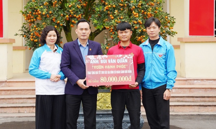 Anh Bùi Văn Quân phối hợp Đoàn Thanh niên trao tiền đấu giá linh vật "Ngựa Thương" tặng người nghèo ăn Tết.