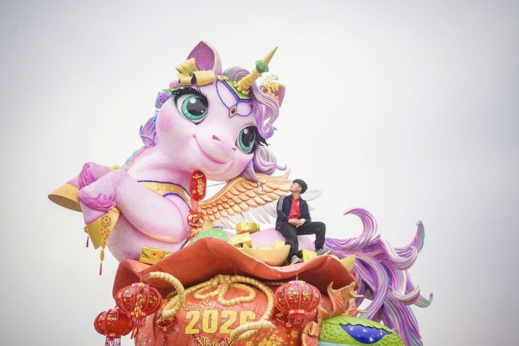 Anh Quân bên linh vật “Ngựa Hạnh Phúc”.