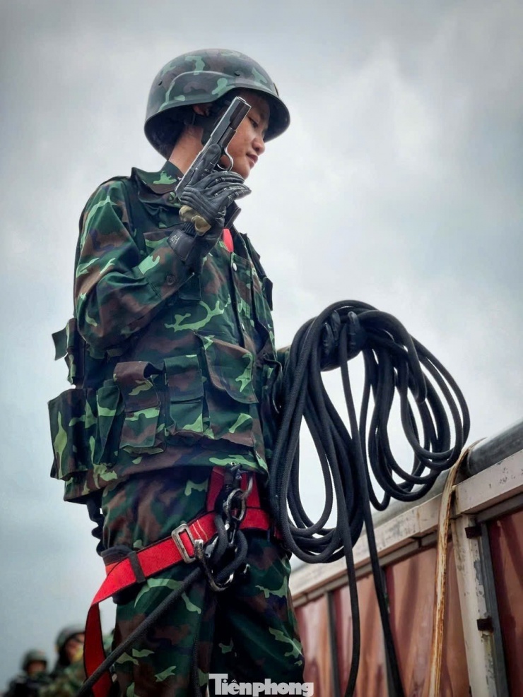 Thượng úy Thùy Dung chuẩn bị đổ treo trên nóc nhà 4 tầng.