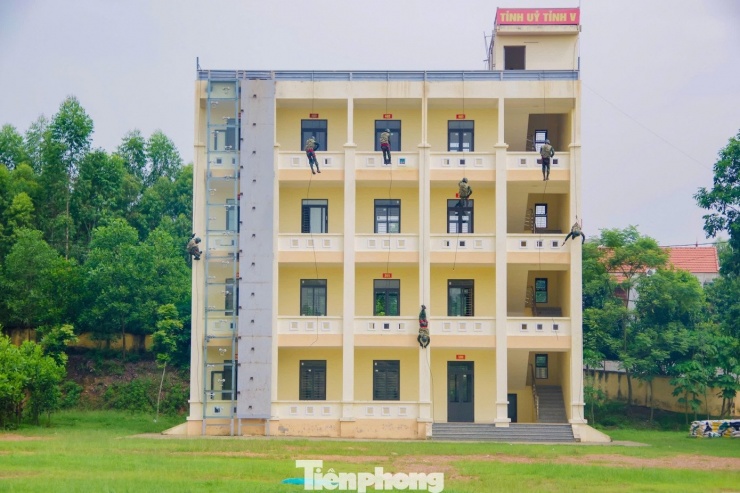 "Bông hồng thép" Thùy Dung và đồng đội thực hiện các bài tập đổ treo.