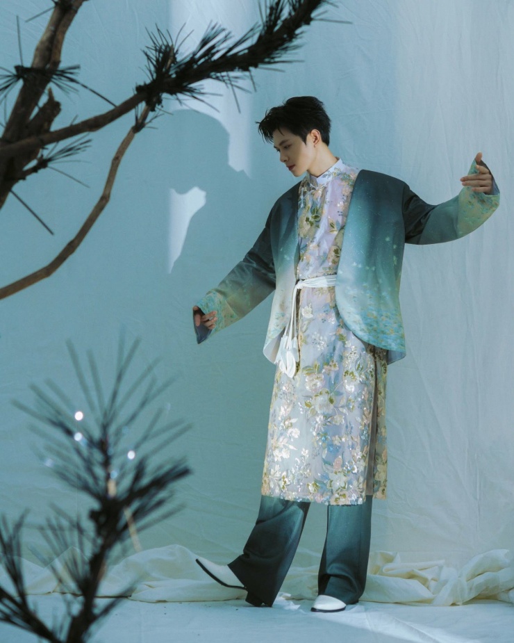 Sơn Tùng M-TP khác lạ, Anh Tú Atus mặc đẹp nhất dàn sao nam đón Tết Bính Ngọ - 4