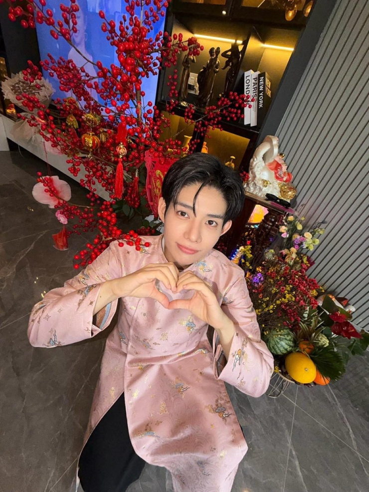 Sơn Tùng M-TP khác lạ, Anh Tú Atus mặc đẹp nhất dàn sao nam đón Tết Bính Ngọ - 7