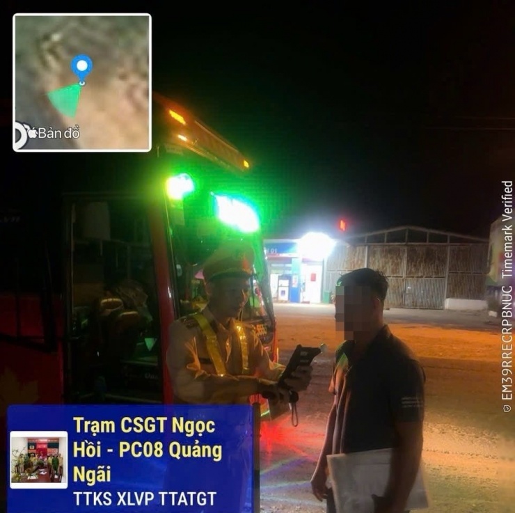 Lực lượng CSGT kiểm tra tài xế.