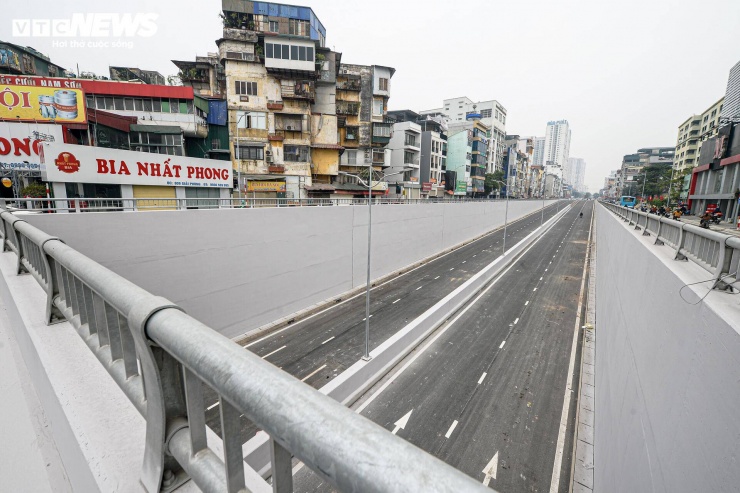 Đây là hầm chui thứ hai tại Hà Nội được xây dựng đi dưới tuyến đường sắt Bắc - Nam đang khai thác, đòi hỏi yêu cầu kỹ thuật cao và bảo đảm tuyệt đối an toàn chạy tàu trong suốt quá trình thi công.
