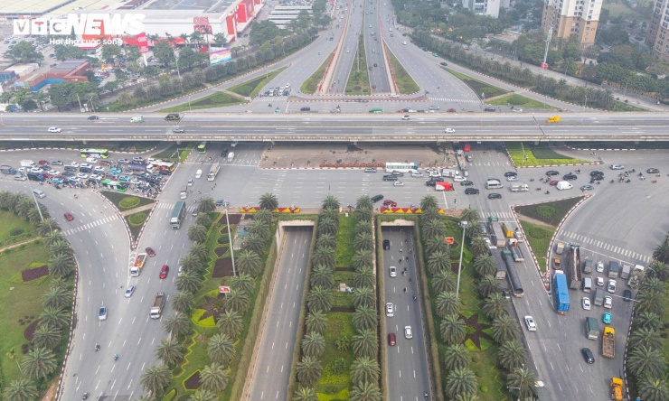 Dự án được khởi công đầu năm 2015, tổng mức đầu tư 1.087 tỷ đồng. Hầm gồm hai ống, mỗi ống có 3 làn xe cơ giới, chiều rộng mỗi làn 3,5m. Tổng chiều dài hầm kín, hầm hở và đường dẫn gần 692m.