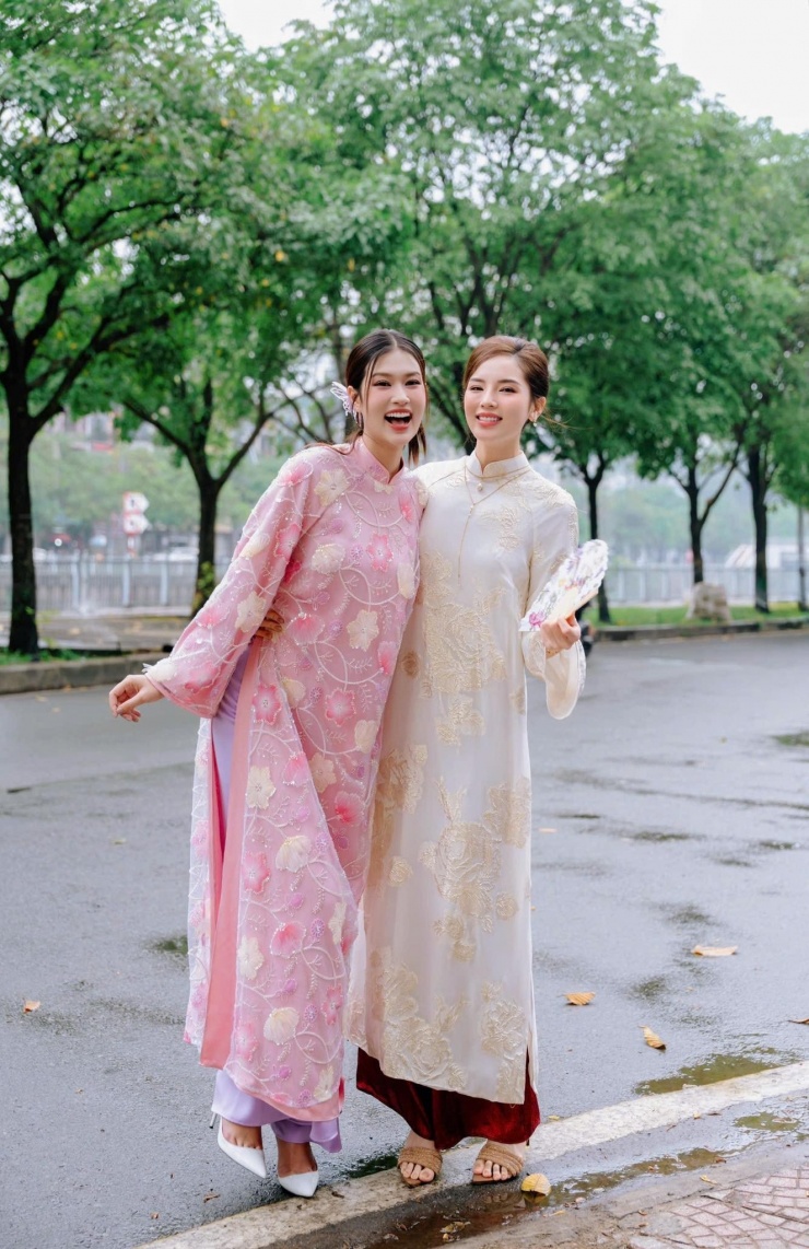 Hoa hậu Kỳ Duyên, Thiên Ân mặc áo dài xuống phố ngày đầu năm.