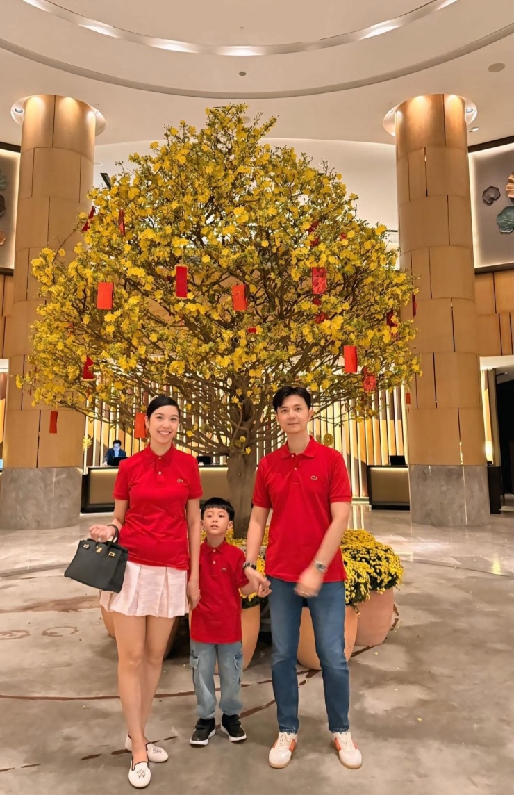 Á hậu Thúy Vân và chồng con mặc áo đôi khi đi chúc Tết.