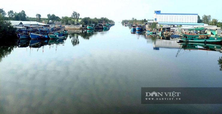 Làng biển xã Bình Sơn&nbsp;giờ chỉ còn lác đác vài hộ làm khô cá lạc khi Tết đến. Ảnh: T.Đ