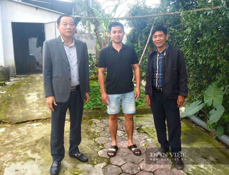 Lãnh đạo địa phương tham quan mô hình nuôi chồn hương của anh Nguyễn Hữu Quân, ở xã Đức Quang, tỉnh Hà Tĩnh. Ảnh: PV