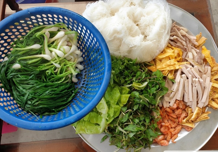 Các nguyên liệu làm món bún cuốn Thủy Nguyên. Ảnh: Minh Thuy
