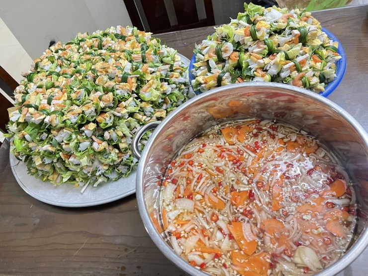 Trứng, đậu được chiên, rán bằng dầu nhưng thực khách ăn nhiều cũng không thấy ngán vì đã có rau, bún, hành giúp trung hòa vị. Ảnh: Hoa Tây