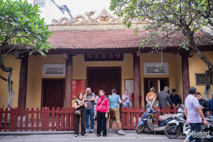 Ngôi đền nằm tại khu vực trung tâm phố cổ, có đông du khách ghé thăm. Ảnh: Nguyễn Huy