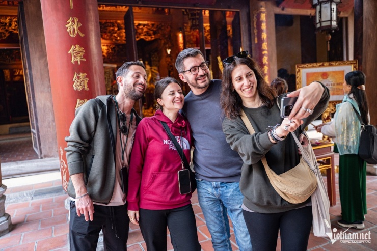 Chị Carotta (ngoài cùng bên phải) và bạn bè rất ấn tượng với kiến trúc của ngôi đền. Ảnh: Nguyễn Huy