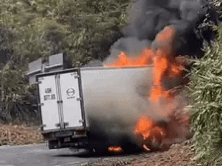 Xe tải bốc cháy ngùn ngụt trên đèo Khánh Lê