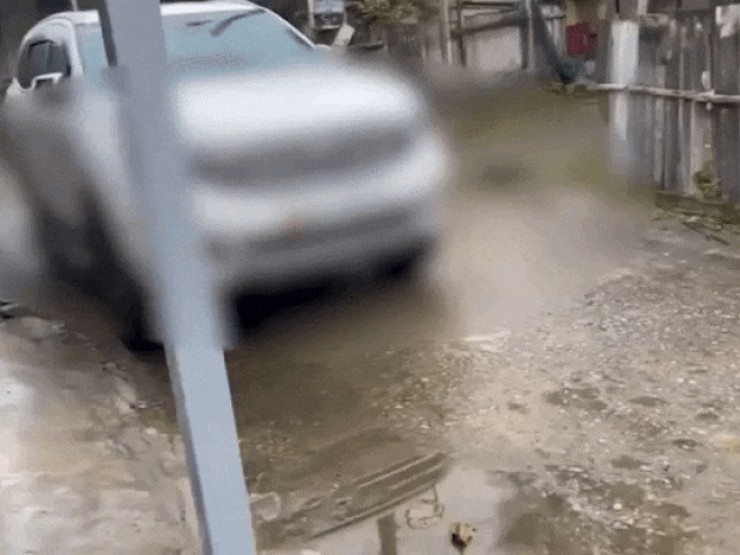 Tài xế đỗ xe chặn lối đi còn thách thức 'đỗ đến mai' nhận 'mưa gạch đá' từ dân mạng