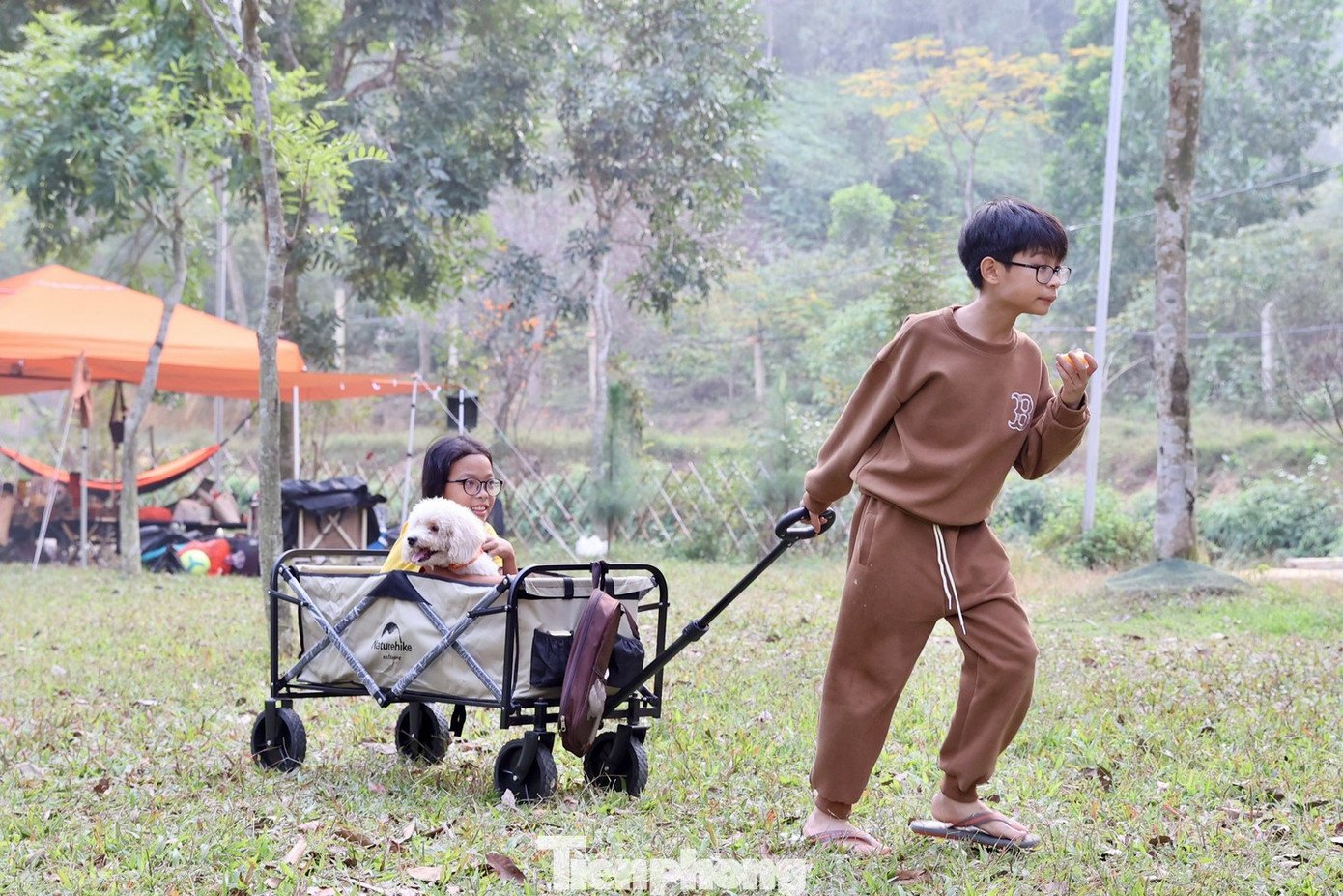 Buổi chiều, ánh nắng phản chiếu trên mặt hồ tạo khung cảnh thích hợp chụp ảnh. Một số hoạt động phổ biến gồm chèo SUP, câu cá, nướng BBQ. Dịp Tết, khu vực này đông nhất vào mùng 2-4 Tết.