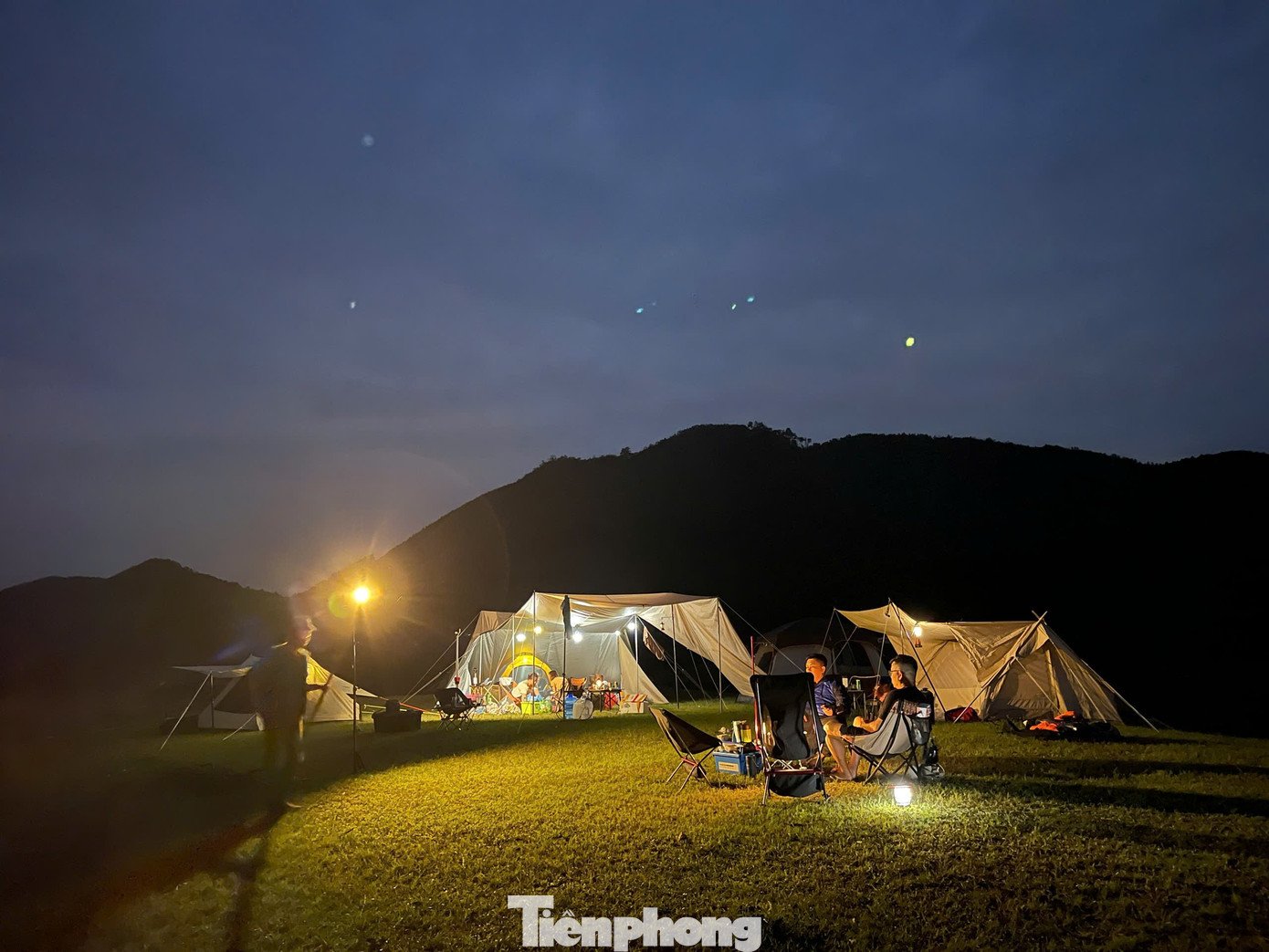 Du khách có thể cắm trại ven hồ, đi thuyền tham quan hoặc lựa chọn nghỉ tại khu resort lân cận. Đây là điểm đến thích hợp cho gia đình nhiều thế hệ kết hợp tham quan và nghỉ ngơi đầu năm.