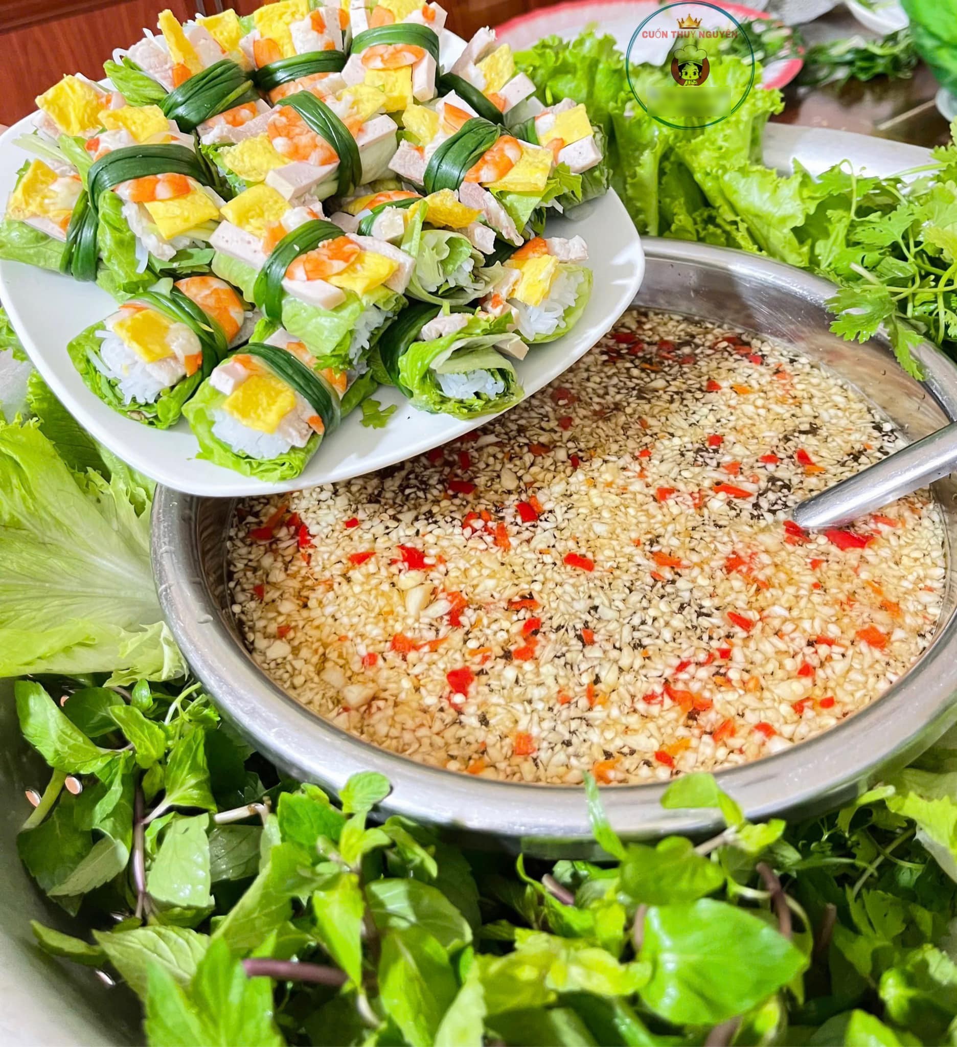 &nbsp;Một chiếc cuốn đạt chuẩn phải tổng hòa đủ màu sắc, gồm màu trắng của bún, màu vàng trứng rán, màu xanh của rau, màu đỏ của tôm. Ảnh: Cuốn Thủy Nguyên/Đàm Hương