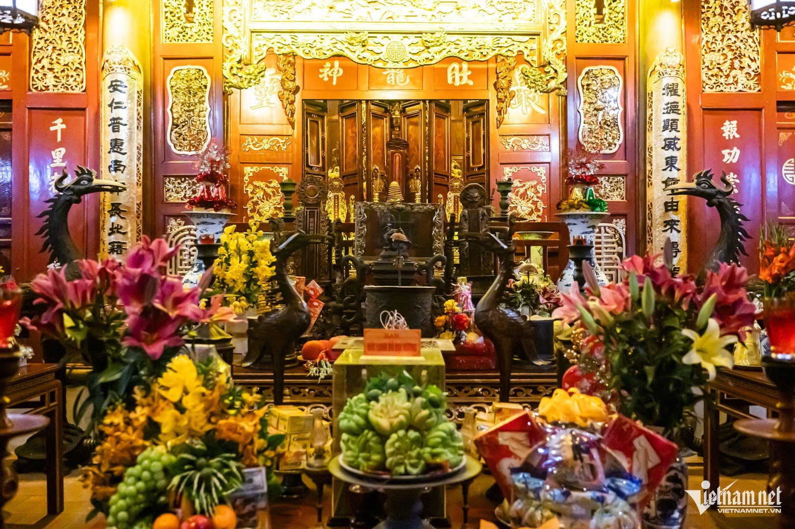 Ban thờ tự tại đền với hệ thống cửa võng, hoành phi và câu đối được sơn son thếp vàng. Ảnh: Nguyễn Huy