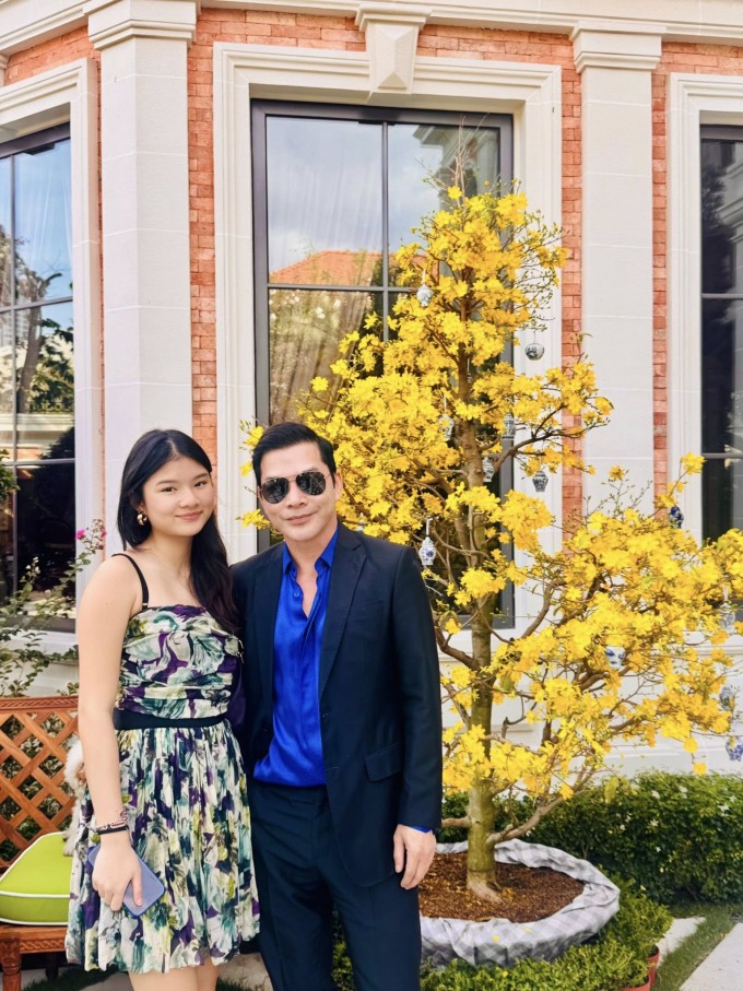 Ảnh sao 19/2: Con gái Trương Ngọc Ánh đi chúc Tết cùng bố - 1