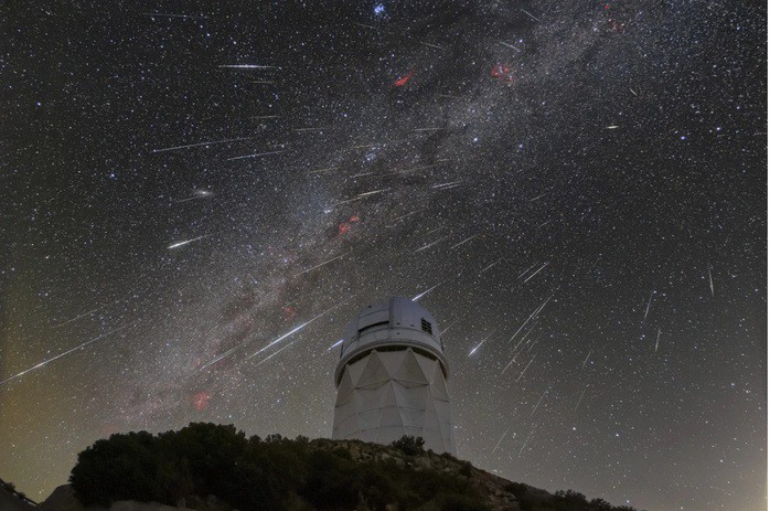 Một trận mưa sao băng các sao băng từ trận mưa sao băng Geminids tỏa sáng trên bầu trời phía trên Kính viễn vọng Nicholas U. Mayall tại Đài quan sát quốc gia Kitt Peak (KPNO - Mỹ) - Ảnh: AP