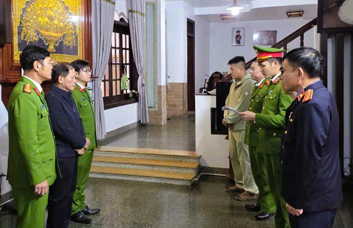 Công an thi hành lệnh khởi tố, bắt tạm giam Lê Văn Lưu, Giám đốc Công ty TNHH Xây dựng và Du lịch Hưng Phong. Ảnh Công an Thanh Hóa