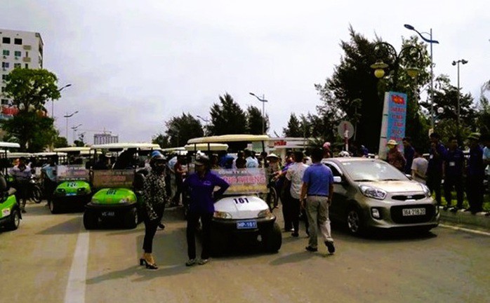 Xe điện chèo kéo khách gây ách tắc khu vực bãi biển Sầm Sơn