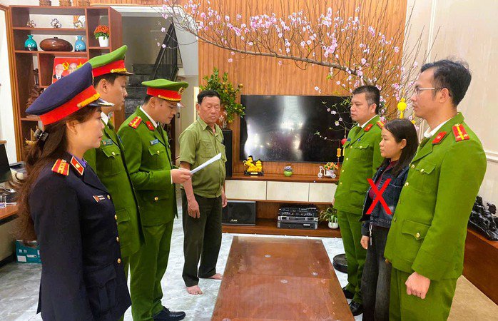 Thi hành lệnh khởi tố bị can đối với Nguyễn Thị Huyền, kế toán Công ty TNHH Thương binh 27-7 Chiến Thắng. Ảnh: Công an Thanh Hóa