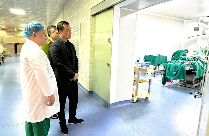 Thiếu tướng Tô Anh Dũng, Giám đốc Công an tỉnh Thanh Hóa, tới bệnh viện thăm hỏi các nạn nhân bị thương trong vụ ném mìn. Ảnh: Công an Thanh Hóa