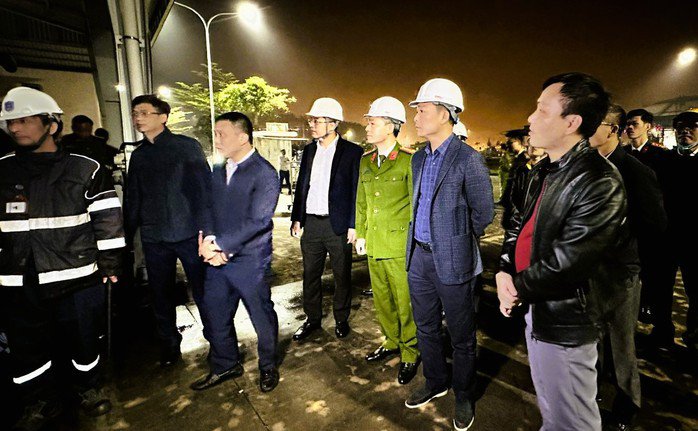 Thiếu tướng Tô Anh Dũng, Giám đốc Công an tỉnh Thanh Hóa, tới hiện trường chỉ đạo nhanh chóng điều tra động cơ, nguyên nhân gây ra vụ ném mìn khiến 10 người bị thương